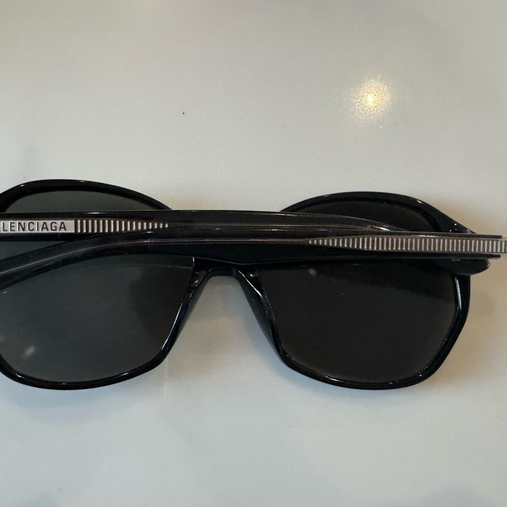 Balenciaga Oversized Round
Acetate Sunglasses - Picture 9 of 9